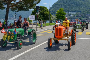 Lugano, İsviçre - 19 Haziran 2017: Lugano İsviçre üzerinde şarap festivalinde için müzikal geçit töreni