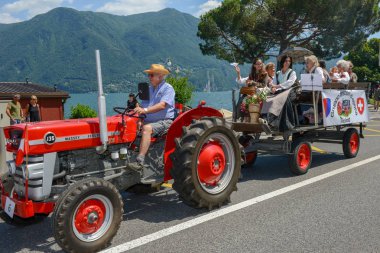 Lugano, İsviçre - 19 Haziran 2017: Lugano İsviçre üzerinde şarap festivalinde için müzikal geçit töreni