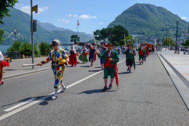Lugano, İsviçre - 19 Haziran 2017: Lugano İsviçre üzerinde şarap festivalinde için müzikal geçit töreni
