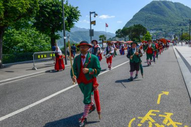 Lugano, İsviçre - 19 Haziran 2017: Lugano İsviçre üzerinde şarap festivalinde için müzikal geçit töreni