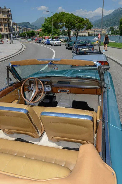 Lugano, İsviçre - 19 Haziran 2017: Lugano İsviçre üzerinde eski model araba Sergisi