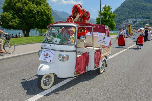 Lugano, İsviçre - 19 Haziran 2017: Lugano İsviçre üzerinde şarap festivalinde için müzikal geçit töreni
