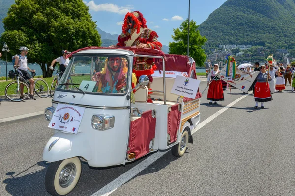 Lugano, İsviçre - 19 Haziran 2017: Lugano İsviçre üzerinde şarap festivalinde için müzikal geçit töreni