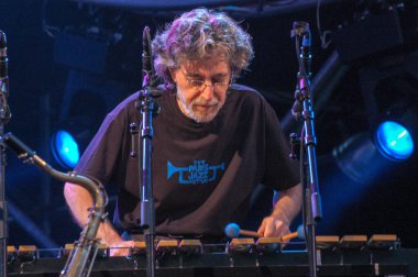 Lugano, İsviçre: 8 Temmuz 2005: Mike Mainieri bir adım önde Lugano, İsviçre Estival Jazz oynayan