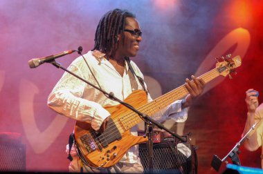 Lugano, İsviçre: 8 Temmuz 2005: Richard Bona, adımları Lugano, İsviçre Estival Jazz çalmaya devam