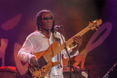 Lugano, İsviçre: 8 Temmuz 2005: Richard Bona, adımları Lugano, İsviçre Estival Jazz çalmaya devam