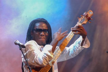 Lugano, İsviçre: 8 Temmuz 2005: Richard Bona, adımları Lugano, İsviçre Estival Jazz çalmaya devam