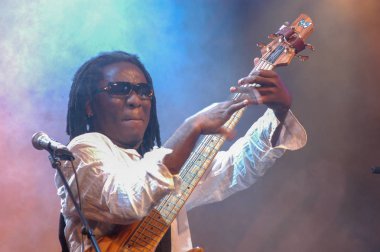 Lugano, İsviçre: 8 Temmuz 2005: Richard Bona, adımları Lugano, İsviçre Estival Jazz çalmaya devam