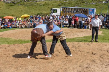Engstlenalp, İsviçre - 4 Ağustos 2018: ('Schwingen' olarak adlandırılır) bir geleneksel güreş müsabakasında Engstlenalp İsviçre Alpleri üzerinde katılan iki İsviçre