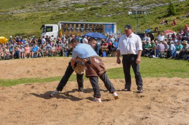 Engstlenalp, İsviçre - 4 Ağustos 2018: ('Schwingen' olarak adlandırılır) bir geleneksel güreş müsabakasında Engstlenalp İsviçre Alpleri üzerinde katılan iki İsviçre
