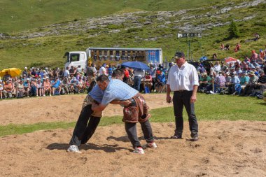 Engstlenalp, İsviçre - 4 Ağustos 2018: ('Schwingen' olarak adlandırılır) bir geleneksel güreş müsabakasında Engstlenalp İsviçre Alpleri üzerinde katılan iki İsviçre