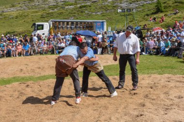 Engstlenalp, İsviçre - 4 Ağustos 2018: ('Schwingen' olarak adlandırılır) bir geleneksel güreş müsabakasında Engstlenalp İsviçre Alpleri üzerinde katılan iki İsviçre