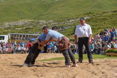 Engstlenalp, İsviçre - 4 Ağustos 2018: ('Schwingen' olarak adlandırılır) bir geleneksel güreş müsabakasında Engstlenalp İsviçre Alpleri üzerinde katılan iki İsviçre