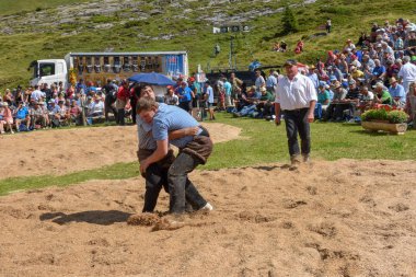 Engstlenalp, İsviçre - 4 Ağustos 2018: ('Schwingen' olarak adlandırılır) bir geleneksel güreş müsabakasında Engstlenalp İsviçre Alpleri üzerinde katılan iki İsviçre