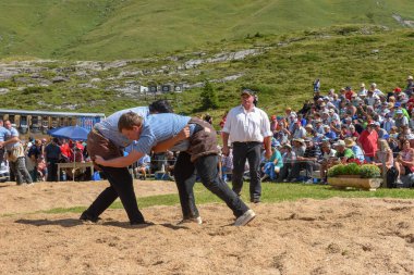 Engstlenalp, İsviçre - 4 Ağustos 2018: ('Schwingen' olarak adlandırılır) bir geleneksel güreş müsabakasında Engstlenalp İsviçre Alpleri üzerinde katılan iki İsviçre