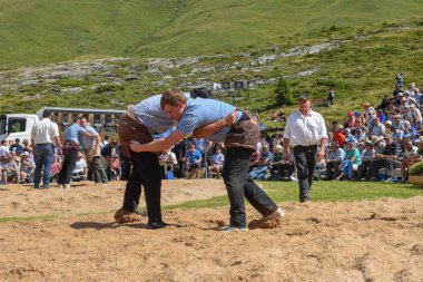 Engstlenalp, İsviçre - 4 Ağustos 2018: ('Schwingen' olarak adlandırılır) bir geleneksel güreş müsabakasında Engstlenalp İsviçre Alpleri üzerinde katılan iki İsviçre