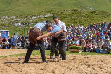 Engstlenalp, İsviçre - 4 Ağustos 2018: ('Schwingen' olarak adlandırılır) bir geleneksel güreş müsabakasında Engstlenalp İsviçre Alpleri üzerinde katılan iki İsviçre
