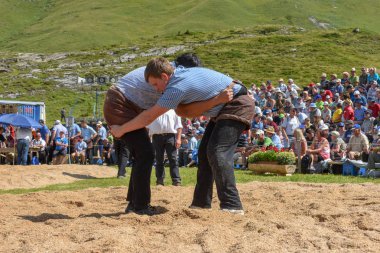 Engstlenalp, İsviçre - 4 Ağustos 2018: ('Schwingen' olarak adlandırılır) bir geleneksel güreş müsabakasında Engstlenalp İsviçre Alpleri üzerinde katılan iki İsviçre