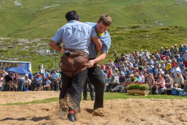 Engstlenalp, İsviçre - 4 Ağustos 2018: ('Schwingen' olarak adlandırılır) bir geleneksel güreş müsabakasında Engstlenalp İsviçre Alpleri üzerinde katılan iki İsviçre