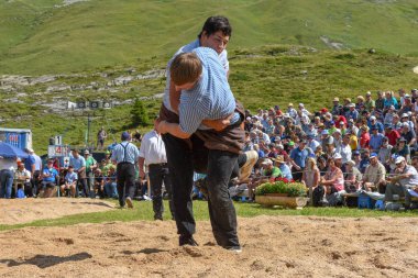 Engstlenalp, İsviçre - 4 Ağustos 2018: ('Schwingen' olarak adlandırılır) bir geleneksel güreş müsabakasında Engstlenalp İsviçre Alpleri üzerinde katılan iki İsviçre