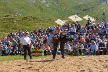 Engstlenalp, İsviçre - 4 Ağustos 2018: ('Schwingen' olarak adlandırılır) bir geleneksel güreş müsabakasında Engstlenalp İsviçre Alpleri üzerinde katılan iki İsviçre