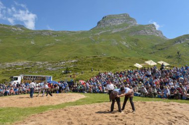 Engstlenalp, İsviçre - 4 Ağustos 2018: ('Schwingen' olarak adlandırılır) bir geleneksel güreş müsabakasında Engstlenalp İsviçre Alpleri üzerinde katılan iki İsviçre