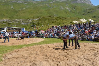 Engstlenalp, İsviçre - 4 Ağustos 2018: ('Schwingen' olarak adlandırılır) bir geleneksel güreş müsabakasında Engstlenalp İsviçre Alpleri üzerinde katılan iki İsviçre