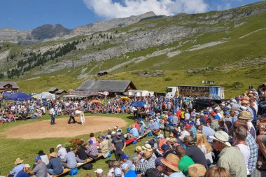 Engstlenalp, İsviçre - 4 Ağustos 2018: ('Schwingen' olarak adlandırılır) bir geleneksel güreş müsabakasında Engstlenalp İsviçre Alpleri üzerinde katılan iki İsviçre