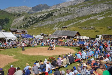 Engstlenalp, İsviçre - 4 Ağustos 2018: ('Schwingen' olarak adlandırılır) bir geleneksel güreş müsabakasında Engstlenalp İsviçre Alpleri üzerinde katılan iki İsviçre