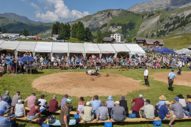 Engstlenalp, İsviçre - 4 Ağustos 2018: ('Schwingen' olarak adlandırılır) bir geleneksel güreş müsabakasında Engstlenalp İsviçre Alpleri üzerinde katılan iki İsviçre