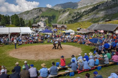 Engstlenalp, İsviçre - 4 Ağustos 2018: ('Schwingen' olarak adlandırılır) bir geleneksel güreş müsabakasında Engstlenalp İsviçre Alpleri üzerinde katılan iki İsviçre