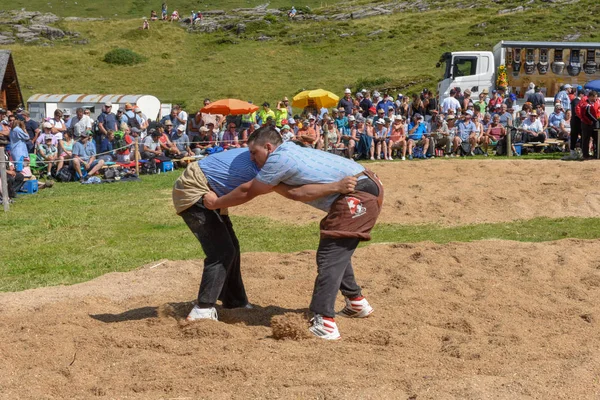 Engstlenalp, İsviçre - 4 Ağustos 2018: ('Schwingen' olarak adlandırılır) bir geleneksel güreş müsabakasında Engstlenalp İsviçre Alpleri üzerinde katılan iki İsviçre