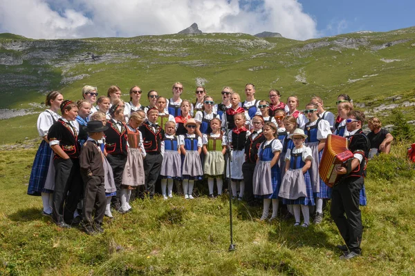 Engstlenalp スイス 2018 ヨーデルでスイス アルプスの Engstlenalp 伝統的な服を着ている人 — ストック写真