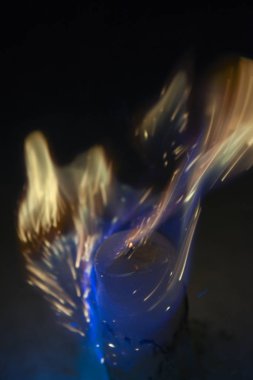 Gece kar üzerinde yanan mum