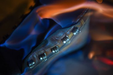 Eski ayakkabı kar üzerinde geceleri yanan