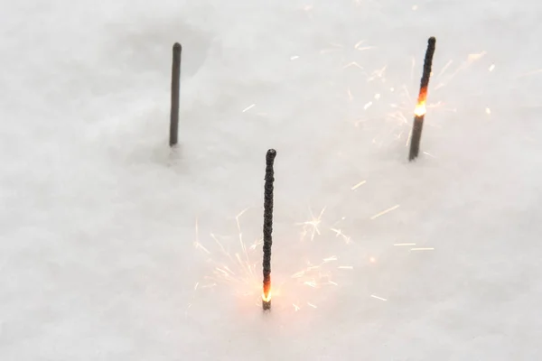 在雪地上燃烧闪闪发亮的树枝 — 图库照片