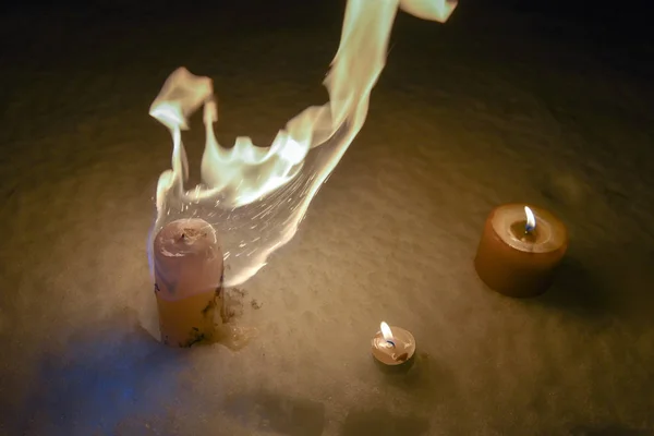 Κάψιμο Των Κεριών Βράδυ Στο Χιόνι — Φωτογραφία Αρχείου