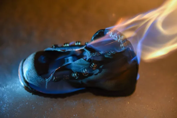 雪の夜に古い靴を燃焼 — ストック写真