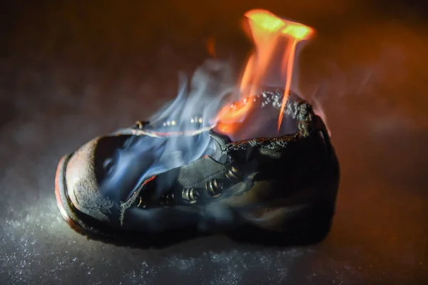 雪の夜に古い靴を燃焼 — ストック写真