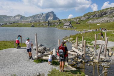 Melchsee-Frutt, İsviçre-4 Ağustos 2018: insanların önünde göl Melchsee İsviçre Alpleri üzerinde