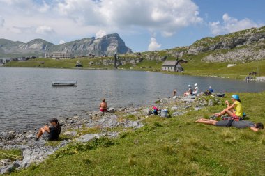 Melchsee-Frutt, İsviçre-4 Ağustos 2018: insanların önünde göl Melchsee İsviçre Alpleri üzerinde