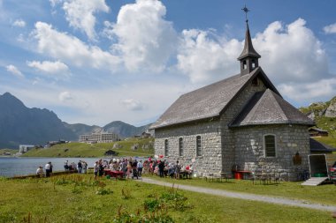 Melchsee-Frutt, İsviçre-4 Ağustos 2018: Melchsee-Frutt İsviçre Alpleri üzerinde bir düğünde sırasında insanlar