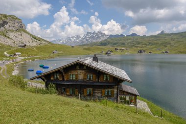 İsviçre Alpleri üzerinde göl Melchsee, göster