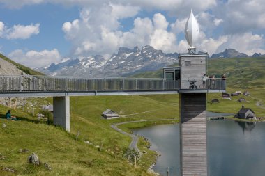 Melchsee-Frutt, İsviçre-4 Ağustos 2018: insanlar Gölü Melchsee İsviçre Alpleri üzerinde Asansör