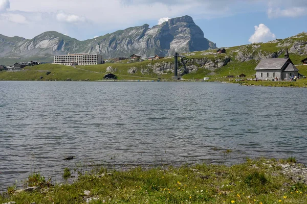 Melchsee 的湖和村庄 Frutt 在瑞士阿尔卑斯 — 图库照片