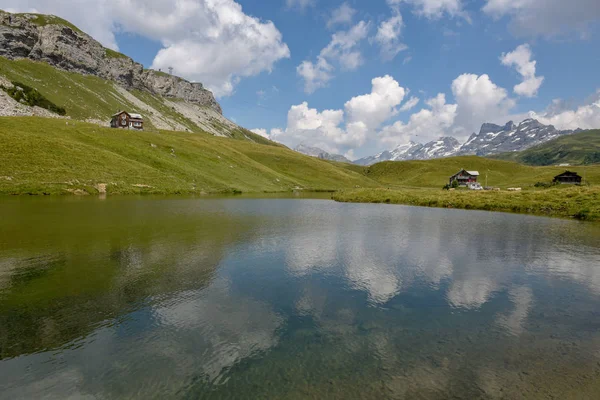 在瑞士阿尔卑斯山的 Melchsee 湖查看 — 图库照片