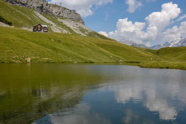 在瑞士阿尔卑斯山的 Melchsee 湖查看 — 图库照片