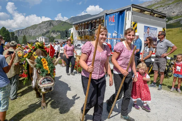 Engstlenalp Switzerland August 2018 Cow Decorated Flowers Flags Annual Transhumance — Stock Photo, Image