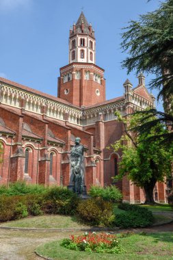Sant'Andrea Basilica 1219 ve 1227 arasında inşa edilmiş Vercelli. Abbey bir Gotik tarzı, bir ilk vardır Lombard Romanesk tarzı ile İtalya'da, erimiş