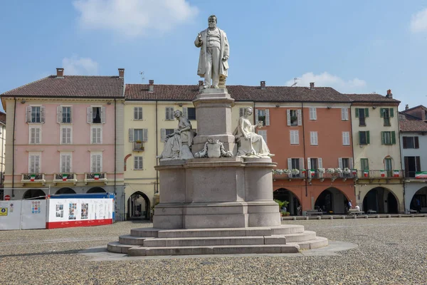 Vercelli Italy September 2018 People Walking Central Cavour Square Vercelli — Stock Photo, Image